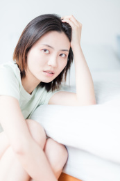 年轻东方女性居家生活方式