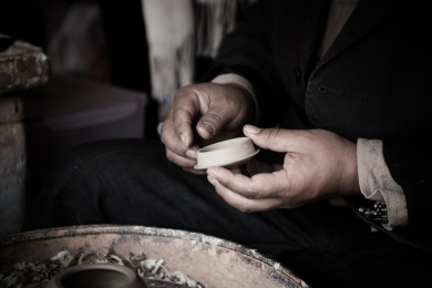 工匠手艺人制作茶壶