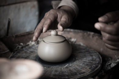 工匠手艺人制作茶壶