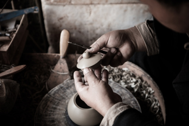 工匠手艺人制作茶壶