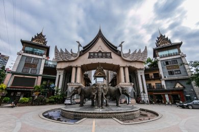 中国云南省景洪市曼景兰古城大象喷水池雕塑装饰