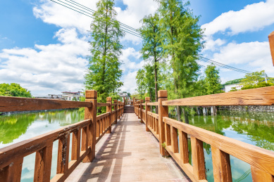 广东清远佛冈上岳古村里的水上栈道