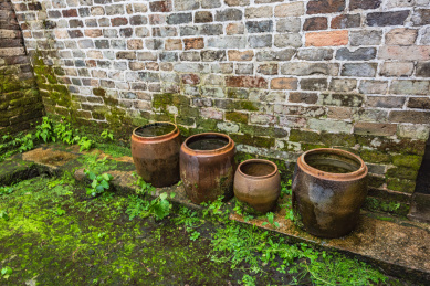 四只摆放在墙脚的坛子