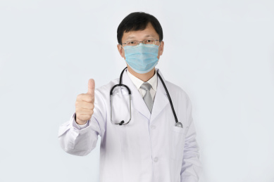 一名竖起大拇指戴眼镜的男性医生