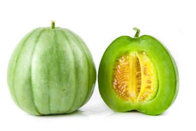 白底上放着脆香瓜和甜瓜切面