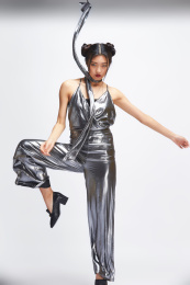 白色背景前的亚洲女性舞者