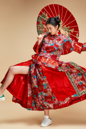 身穿中国秀禾服手撑油纸伞的亚洲女性模特