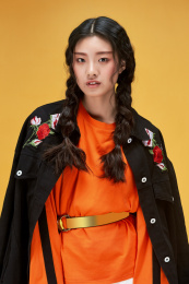 摄影棚拍摄的时尚亚洲女性模特