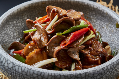 仿汝窑餐具装的香辣小炒腰片