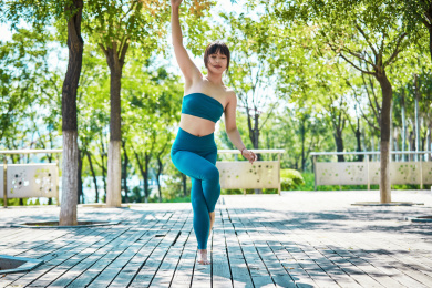 户外河畔公园做拉伸有氧运动的亚洲女性