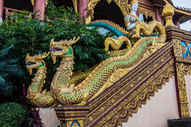 中国云南省景洪市西双版纳曼听公园龙兽雕塑装饰