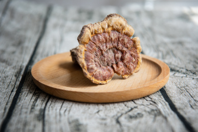 桌布上的一堆野生赤灵芝