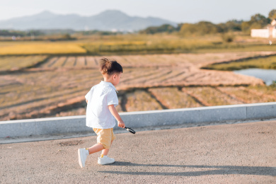 夏天阳光下奔跑的小男孩