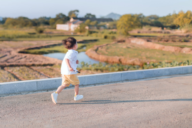 夏天阳光下奔跑的小男孩