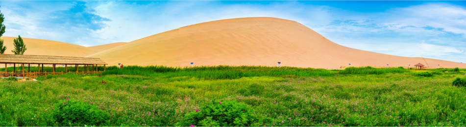 中国甘肃敦煌鸣沙山月牙泉景区在夏天的美丽风景