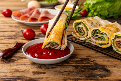 木板背景上的传统美食小吃鸡蛋灌饼