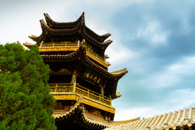 中国甘肃敦煌鸣沙山月牙泉景区的古代建筑