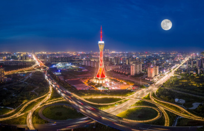 河南郑州中原福塔夜景中秋节夜空中的月亮