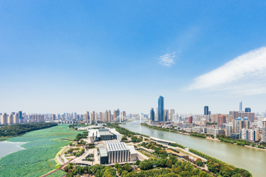 中国湖北武汉琴台大剧院和汉江城市晴天风光