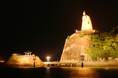中国福建厦门市鼓浪屿上的郑成功雕像夜景