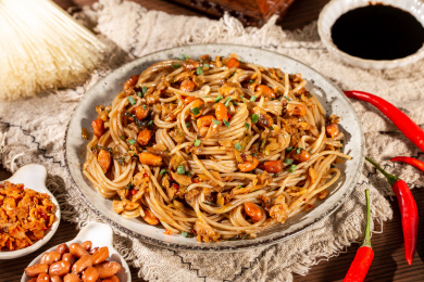 满满一碗美食拌粉放在木板背景上