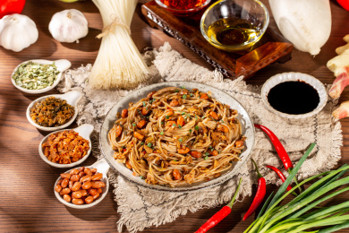 满满一碗美食拌粉放在木板背景上