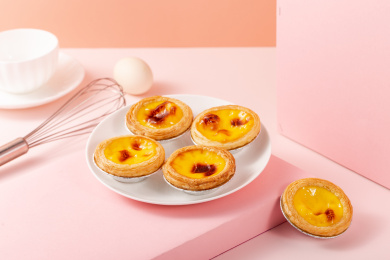 粉色背景里的美味蛋挞甜点美食