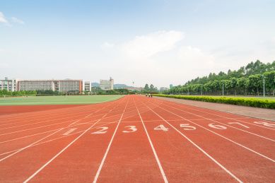 白昼晴天的广州校园田径跑道