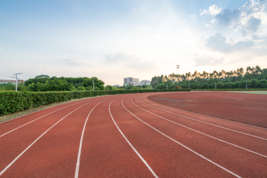 白昼晴天的广州校园田径跑道
