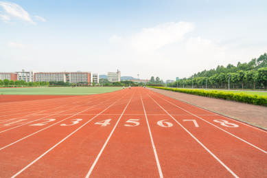 白昼晴天的广州校园田径跑道