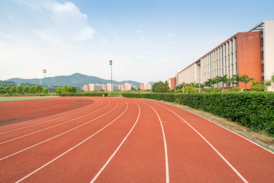 白昼晴天的广州校园田径跑道