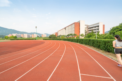 白昼晴天的广州校园田径跑道