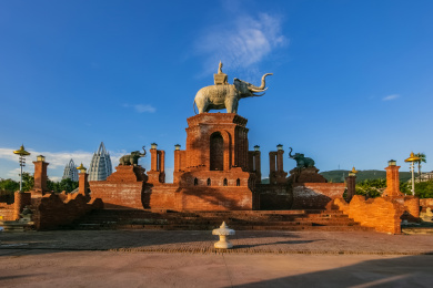 中国云南省景洪市大金塔景区亚洲象雕塑装饰建筑