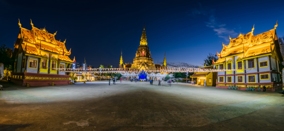 中国云南省景洪市夜晚告庄大金塔建筑