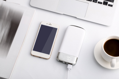 办公桌上的手机和充电器