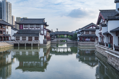 蓝天下的江苏省常州淹城旅游区
