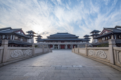 蓝天下的江苏省常州淹城旅游区