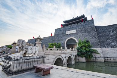 蓝天下的江苏省常州淹城旅游区