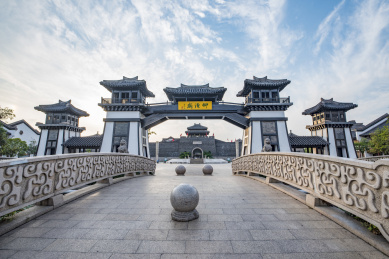 蓝天下的江苏省常州淹城旅游区入口牌坊