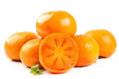 白底上放着一堆脆柿和切面的糖心柿子