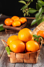 木底上放着一蓝新鲜脆甜柿子