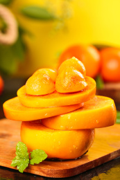 木板上放着切面的陕西脆柿