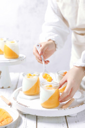 杯子里的芒果布丁