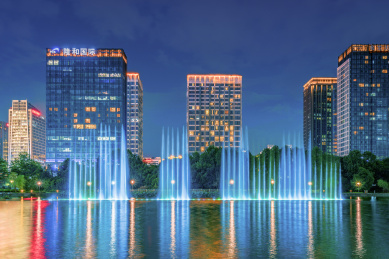 中国杭州滨江区夜景现代建筑群前音乐喷泉