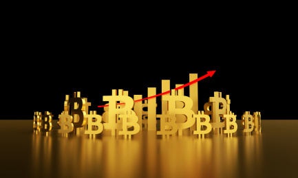 比特币符号与成功箭头，经济发展与货币升值