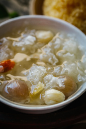 碗里装着莲子桂圆银耳羹的细节特写