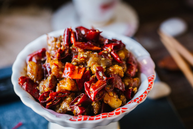 盘子里装着许多香辣掌中宝