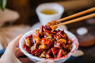 筷子夹起一块香辣掌中宝