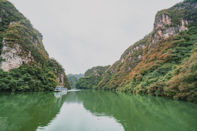镇远舞阳河河畔山水风景