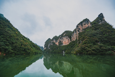 镇远舞阳河河畔山水风景